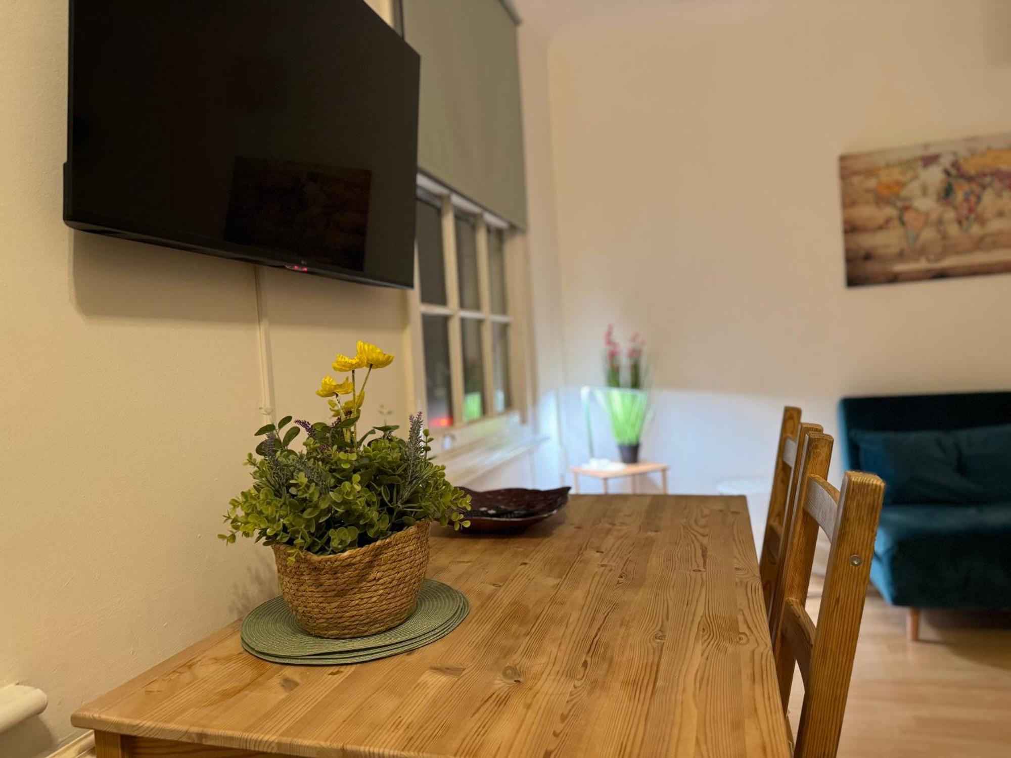 Prime Location In Camden Town * Londra